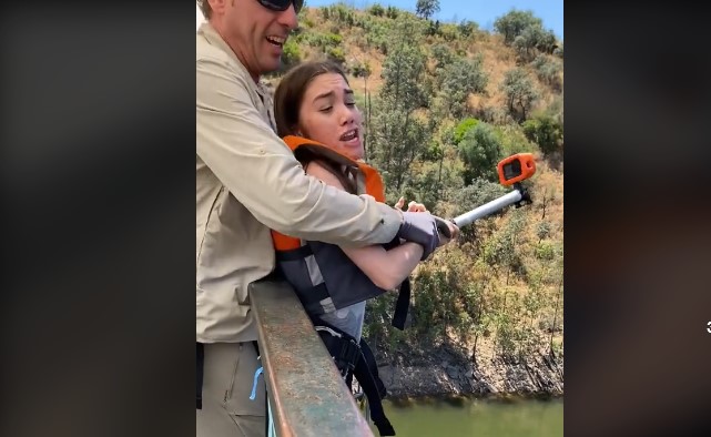 Εκπαιδευτής bungee jumping σπρώχνει νεαρή στο κενό ενώ αντιδρά και ουρλιάζει από φόβο – Σοκαριστικό βίντεο